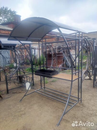 Мангальная зона для барбекю с крышей