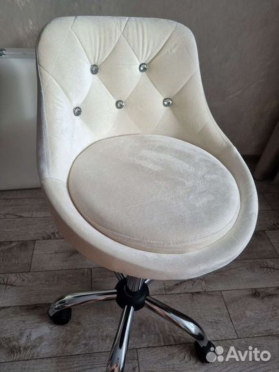 Стул для мастера на колесах со стразами. Регулиров