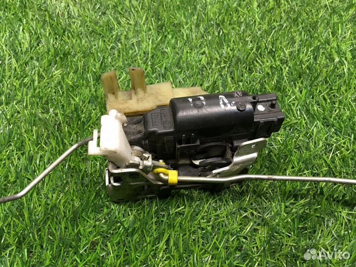 Замок двери передней левой Renault Duster