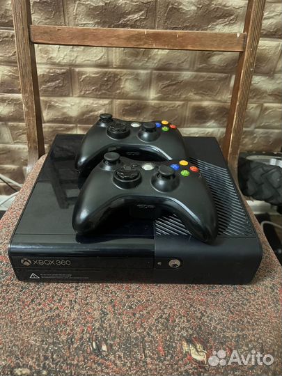 Игровая приставка Xbox 360 с двумя джойстиками