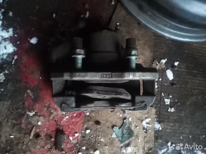 Суппорт передний mazda 3 правый