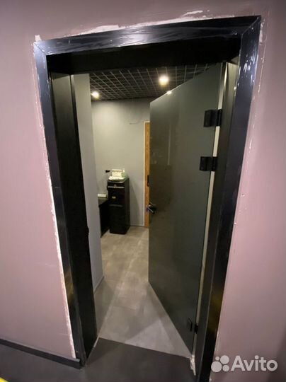 Стеклянная дверь