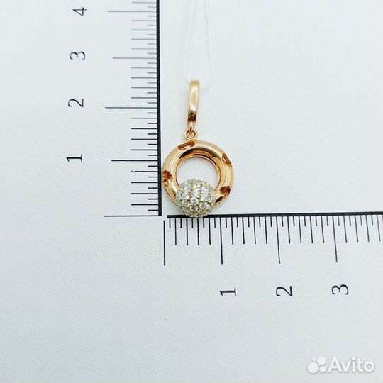 Золотая подвеска с камнем