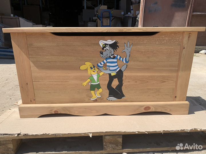 Сундук деревянный