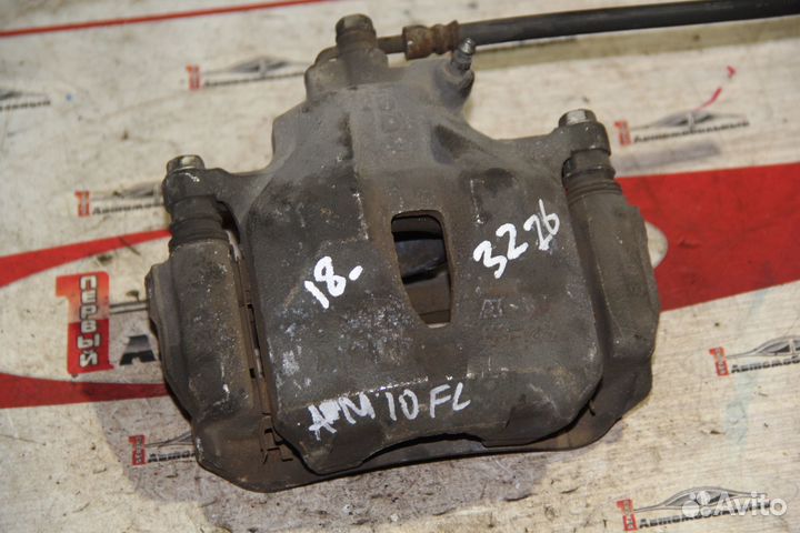 Суппорт перед лево c Toyota Isis ZNM10G 1ZZ-FE