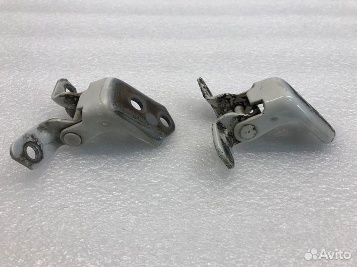 Петля двери передняя правая Mazda 3Bl седан 1.6