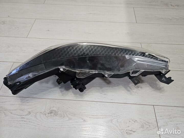 Фара передняя левая Toyota Yaris IV