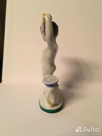 Фарфоровая статуэтка 