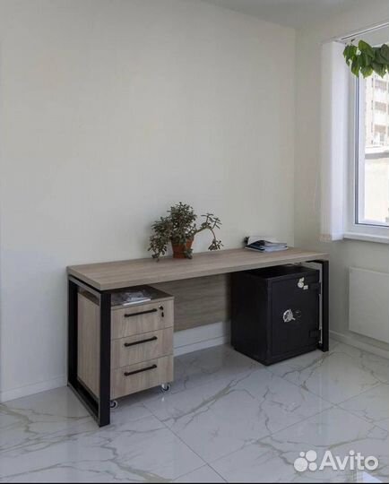 Письменный стол