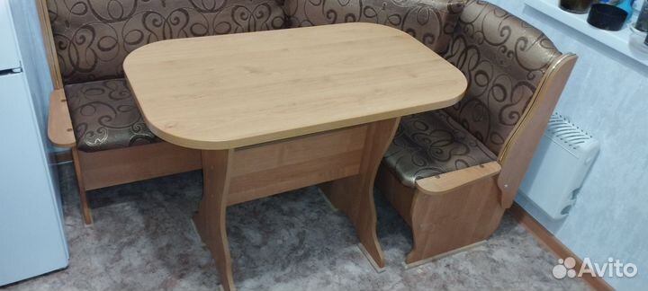 Кухонный уголок со столом