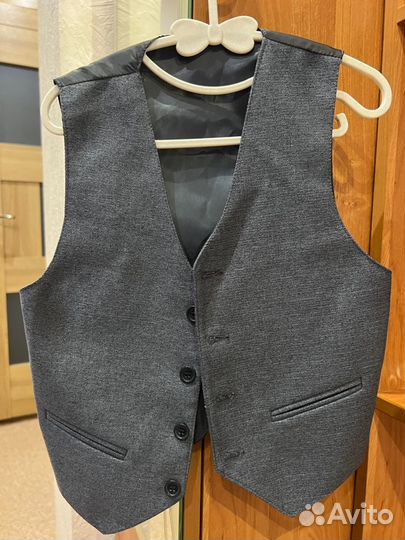 Костюм брючный -тройка на мальчика 5-6 лет