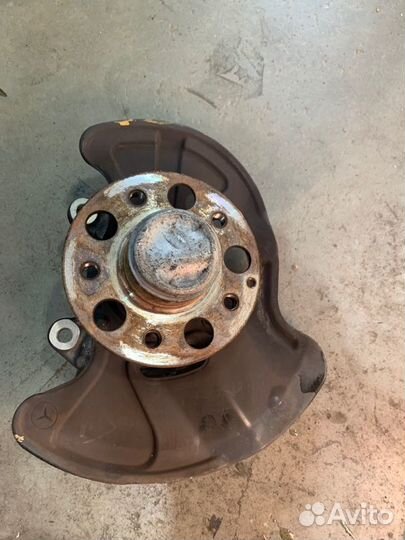 Поворотный кулак передний правый Mercedes-Benz