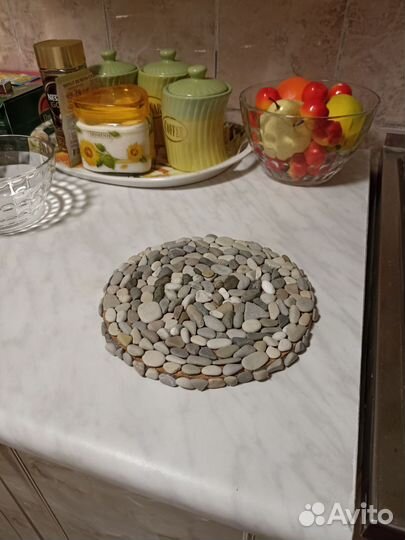 Подставка из натуральной гальки