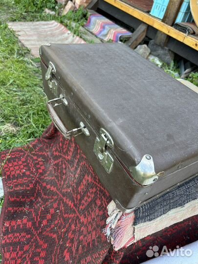Винтажный чемодан