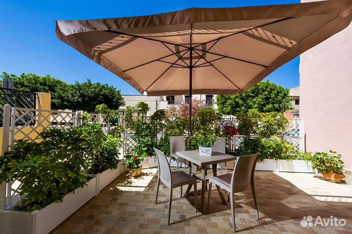 Уличный зонт от солнца в наличии.Центральная опора