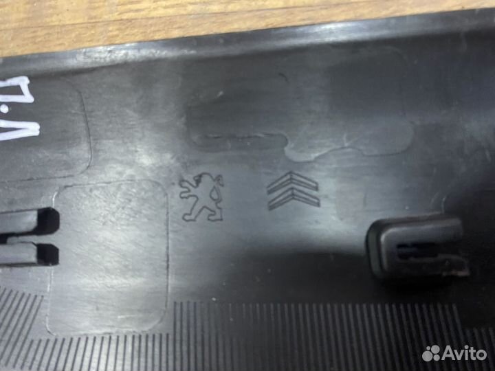 Накладка двери передняя левая Citroen Berlingo 2