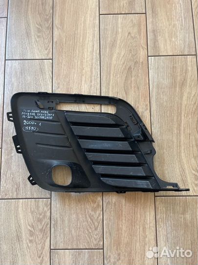 Решетка бампера передняя левая Peugeot Traveller 1