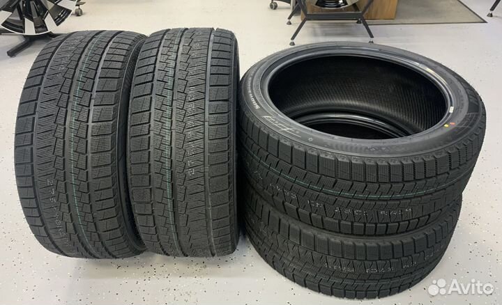 Kapsen SnowShoes AW33 295/40 R21 111V