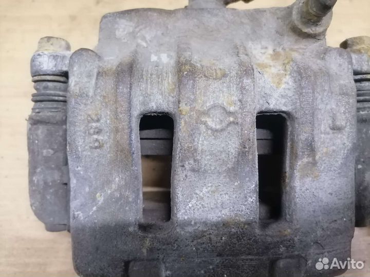 Суппорт передний Nissan Maxima а33