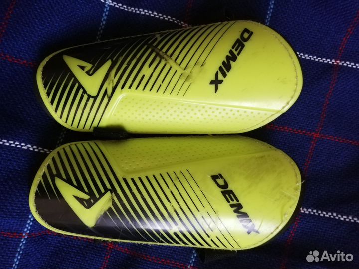 Щитки футбольные demix