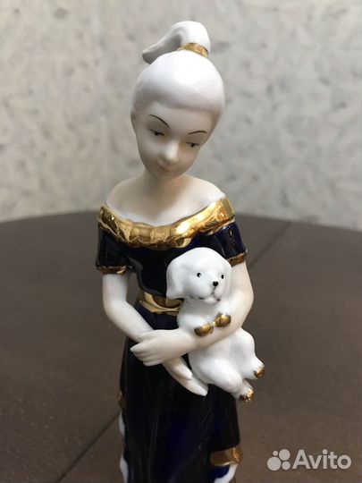 Статуэтка фарфоровая