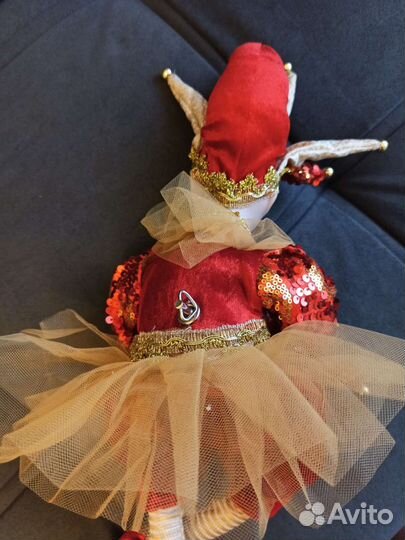 Музыкальная фарфоровая кукла Арлекин