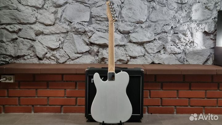 Электрогитара (аксессуар в подарок)