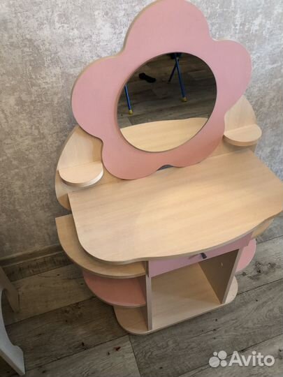 Косметический столик с зеркалом детский