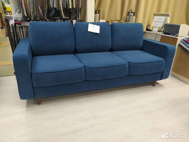 Диван на деревянных ножках