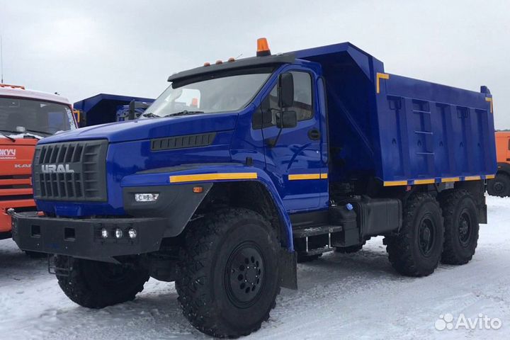 Водитель самосвала Урал Next