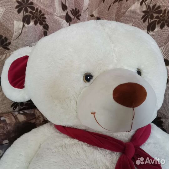Большой плюшевый медведь