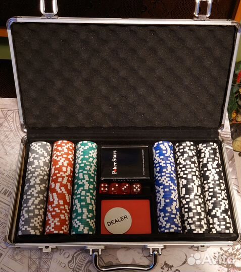 Набор для покера,300 фишек,продаю