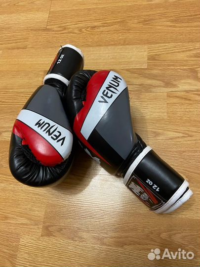 Боксёрские перчатки Venum и щитки