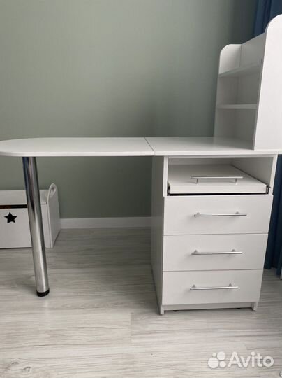 Стол маникюрный