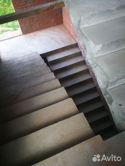 Бетонная лестница / монолитная / монтаж / на заказ