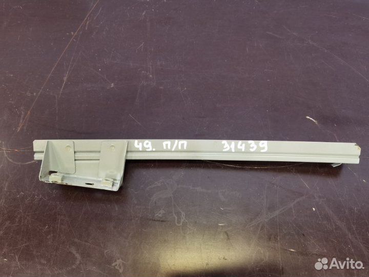 Направляющая стекла двери передняя правая Renault