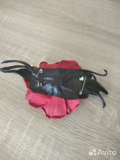 Брошь кожаная