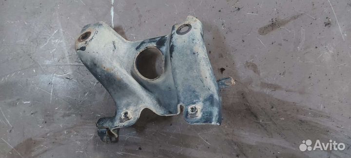 Кронштейн двигателя на Mitsubishi 4G 93