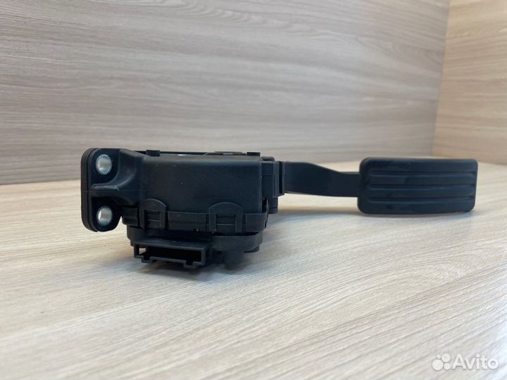 Педаль газа Nissan Terrano