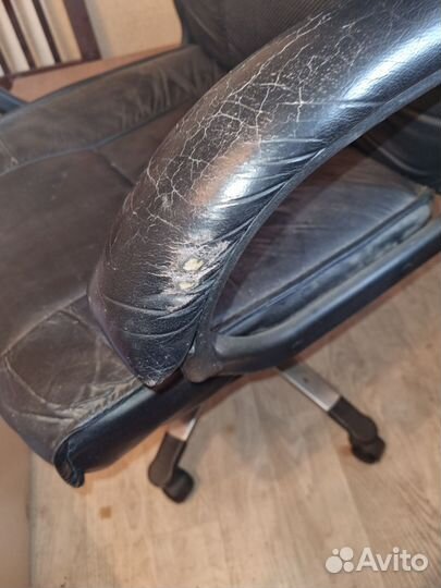 Кожаное кресло бу