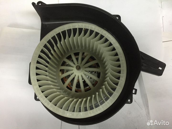 Мотор отопителя 8EW009157111