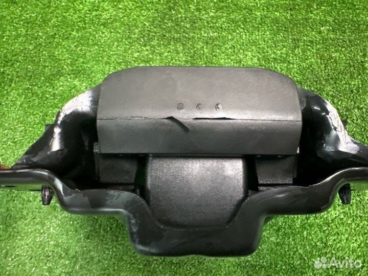 Подушка/опора двигателя левая Skoda Octavia A7 1.6