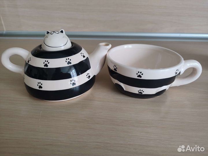 Заварочный чайник и молочник