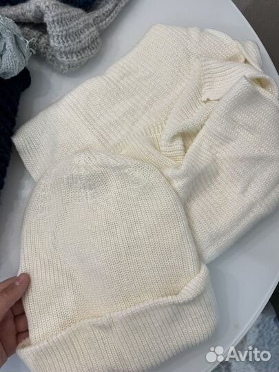 Женские зимние шапки и шарфы цена за все