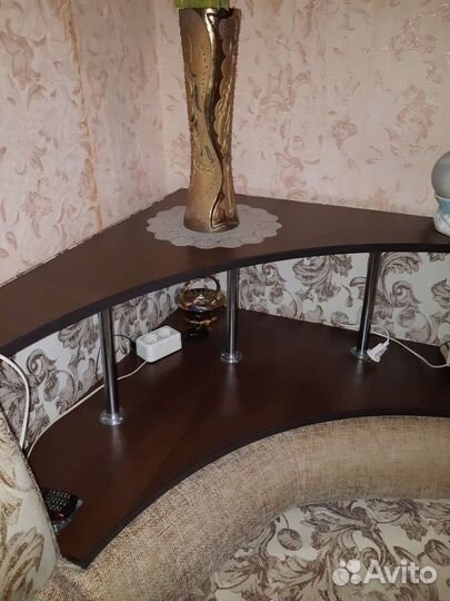 Угловой диван с полкой