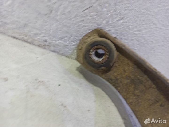 Рычаг передний левый нижний MB860831