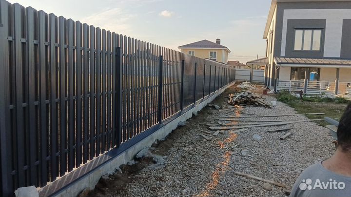 Забор из евроштакетника