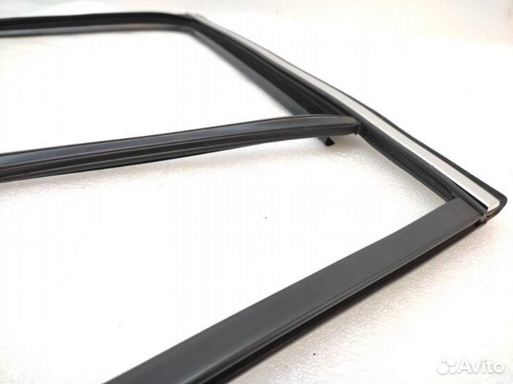 Уплотнитель стекла двери задний левый Volkswagen