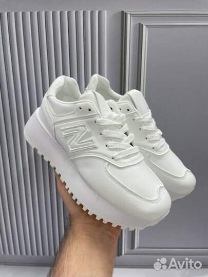 Кроссовки женские