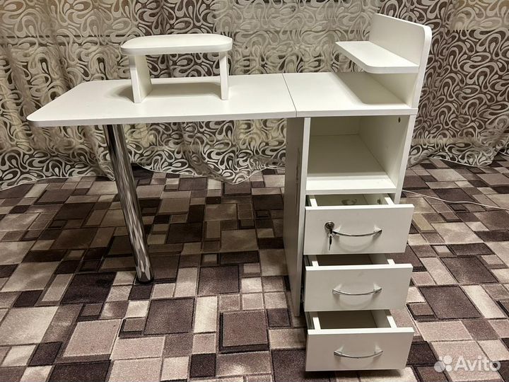 Маникюрный стол